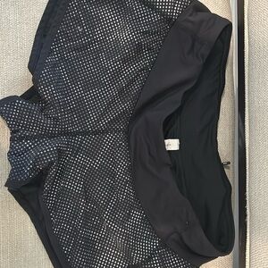 Lululemon Size 6 Speed Up Low-Rise lined short 2.5”. Good condition.